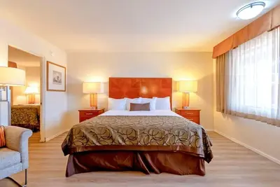 Image de Relaxing King & Queen Suite | Outdoor Pool |  Steps from Historic Attractions