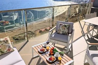 Image de Découvrez le coin le plus exclusif de Benidorm : un appartement qui ne se loue pas simplement, il se vit, se ressent, se retient. Imaginez vous réveiller chaque matin dans cet appartement, où le soleil caresse doucement votre visage et où la Méditer