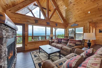 Image de Majestic View is a gorgeous three-bedroom cabin located in the Walker Trail area