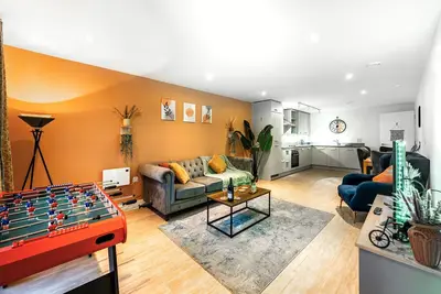 Spacious 5-Bed Apartment for Groups · Free Parking