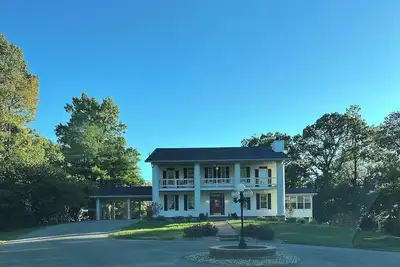 Image de Step back in time in this Plantation Style Manor similar to Gone with the Wind
