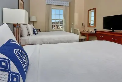 Image de 3 Units | Indoor Pool | Downtown Staunton | Near Historic Market Street