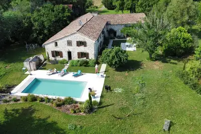 Image de Charming 300m2 house in stones, can accomodate up to 12 persons. Private pool.