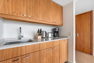 Image de Great value! Top rated in heart of downtown Vancouver near shops, dining & shows