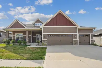 Image de 300 on Abigail. \n4BR/3ba. Large kitchen. Deck with Tv. Playground.