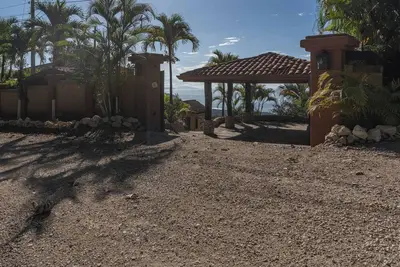 Image de Breathtaking views of the sparkling azure sea, a serene garden, and relaxation.