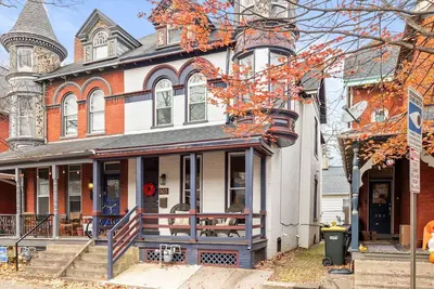 Image de Downtown Lancaster 3br 2. 5ba Entire Home w/ Private Sauna + Free Parking