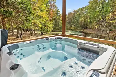 Image de Secluded Cabin Getaway: Hot Tub, Sauna, Sleeps 6