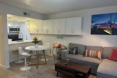 Image de Stylish condo in sunny Scottsdale. Walk to Fashion Square along the canal!
