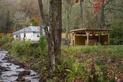 Image de Lochside hideaway with hot tub by Loch Ness