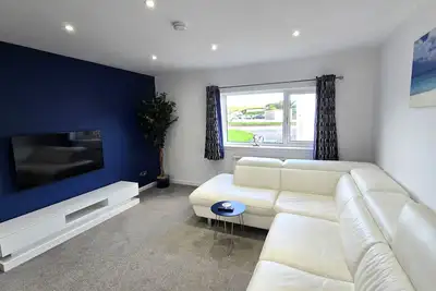 Image de Spacious apartment, 2 mins walk to the beach!