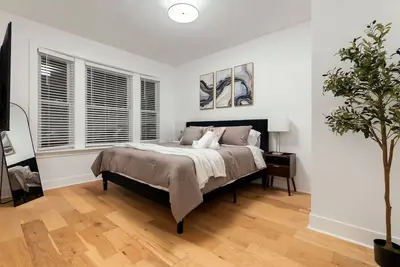 Image de Lakeview 3bd 2ba Penthouse near Wrigley Field!