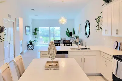 Image de Luxury 2br+Den Condo • Resort Style Vacation • Tiki bar • Sleeps 6-7