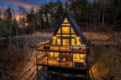 Image de Mtn Views · Movie Theater · Games · Hot Tub · Pets