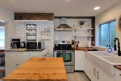 Image de Rosewood Collective | House & Studio | Sleeps 11!