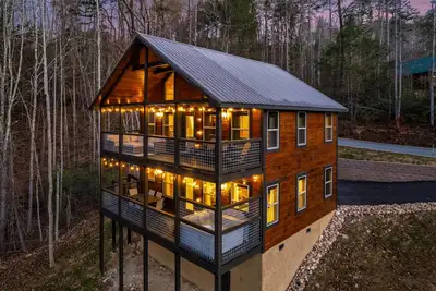 Image de Cozy Modern Cabin/Mtn View + Hot Tub+ Fire pit/ Near Gatlinburg & Dollywood