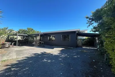 Image de A real kiwi bach in the heart of South Bay! Close to boat ramps and pet friendly