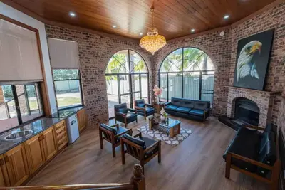 Image de Massive 6-Bed Luxurious Home with Free Parking