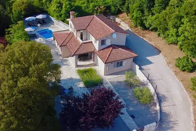 Image de Enjoyable 3-bedroom house with heated pool in charming Brgod