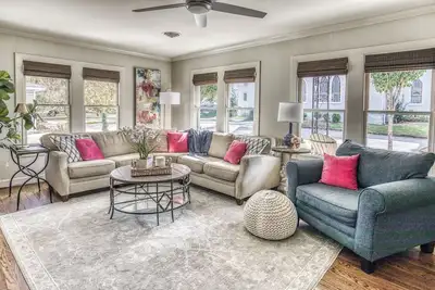 Image de Chic Brenham Bungalow | Wine Country Escape Steps from Downtown Boutiques