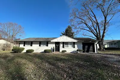 Image de 2-bedroom home with study in terrific Zionsville - Short drive to downtown Indy