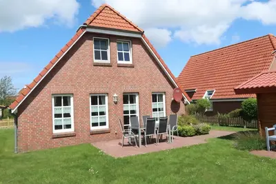 Image de Detached, cozy house. Frisian house, quiet residential area behind the dike with garden