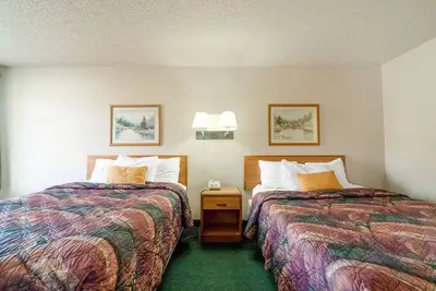 Image de Inviting Two-Queen Room Conveniently Close to Dining Spots