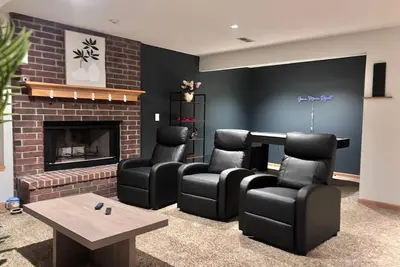 Image de Place in East of Wichita. King Beds with Cinema & Harrison Park Views