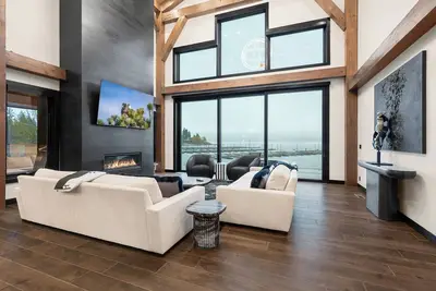 Image de New 5-Star Lakefront Home! Hot Tub. Luxury. 4, 500 sqft!