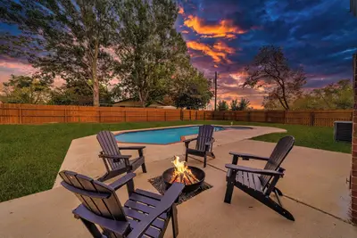 Image de 3-bed house in Denton, pool, games, firepit in a huge private fenced yard