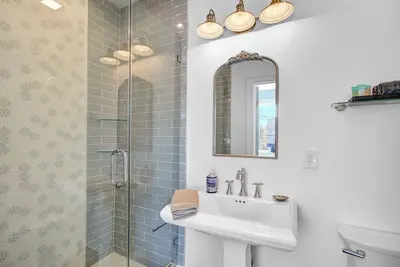 Image de Welcome to The Crystal Palace — Perfect Blend of Downtown Luxury & Beach Retreat