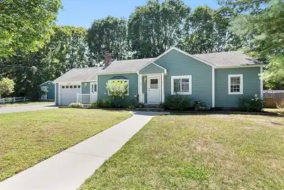 Image de Cozy 3 bedroom Marblehead \"Cape Home\" with outdoor space near rail trail