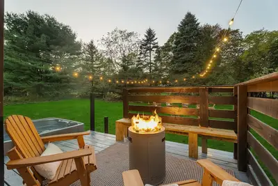 Image de Hot Tub! Lrg Home! Sleeps 8 Dogs ok!