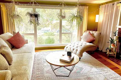 Image de Cozy 2-King Bedroom House with Hottub Spa, Fire Table, Full Kitchen & Game Room