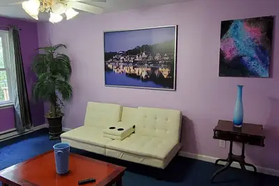 Image de 2-bedroom apartment in Newtown - secluded, yet close to major routes.