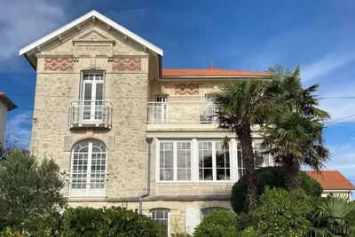 Image de Villa de caractère surplombant la mer