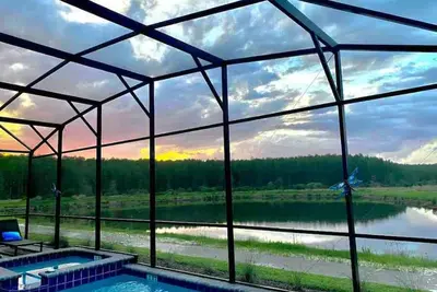 Image de Enchanting Lakeview Villa 15 min to Disney with pool/spa/theater/games/karaoke