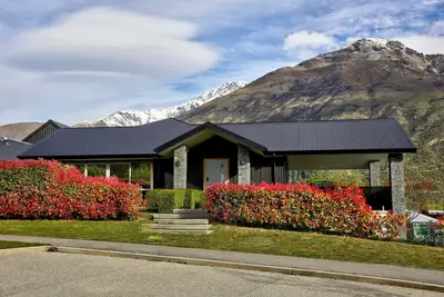 Image de Relax or Work in Queenstown: Mountain View Home with Media Room