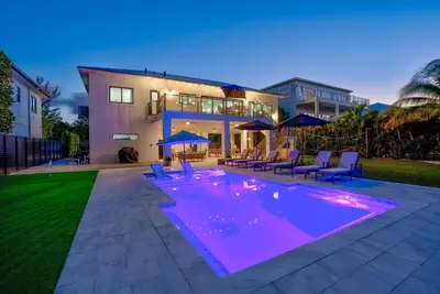 Image de Waterfront Luxury, Volleyball, Putting Green, Dock & More!