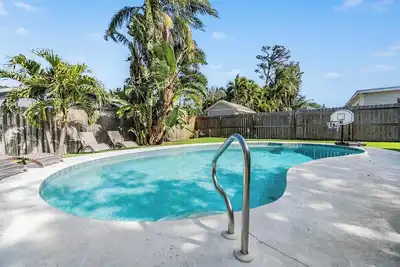 Image de Pool/Heated Spa Tropical Oasis minutes to Beach!