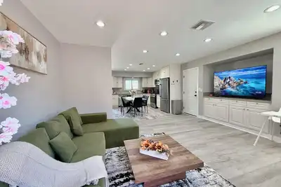 Image de New 2Houses on 1Lot - 5Bedrooms 4Bathrooms w/ parking Mins to Knott’s&Disneyland