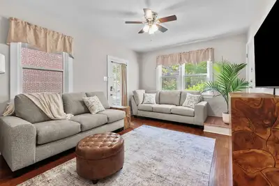 Image de Farmhouse Boho Retreat Peaceful 2 Br w/ Porch and Fenced Backyard