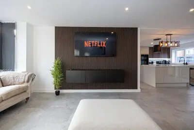 Image de Luxury 5-Bed Home Parking + Ev Charger 15 Min to City Centre & Football Stadiums