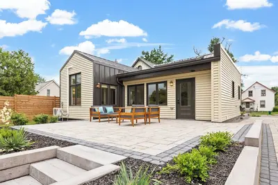 Image de Comfortable, bright and central farmhouse in historic Perth.