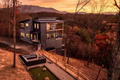 Image de Outdoor Lounge~Sauna~Pool~Views~Putt Putt~Theatre