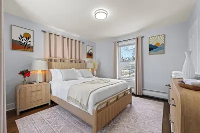 Image de Stylish 2br Apartment • Fireplace • Workspace • 2 Parking Spots