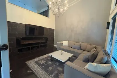 Image de Legacy Haven is cozy-chic townhome steps from Plano's top dining and boutiques.