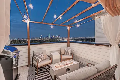 Image de 3br Townhome Near Bishop Arts • Rooftop Views • Arcade Games & Garage