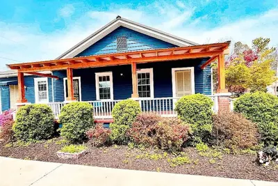 Image de Huntsville’s Blue Cedar-porch Getaway