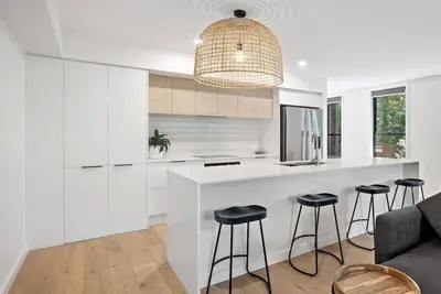 Image de Stylish Sun Soaked Duplex Walk to Beach